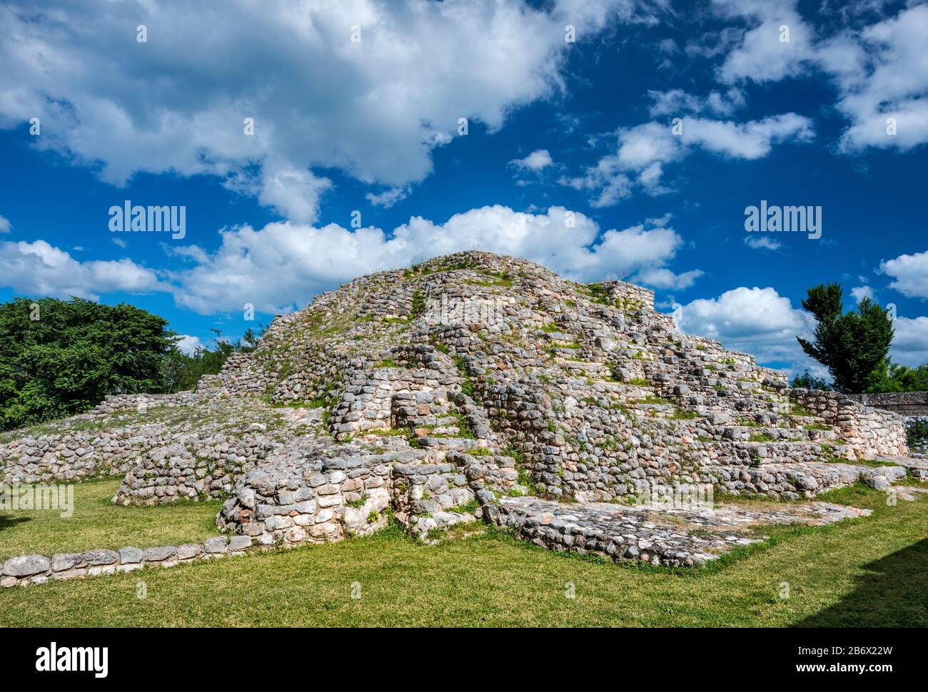 Step piramide presso il sito archeologico Maya ad Acanceh, stato dello Yucatan, Messico Foto Stock