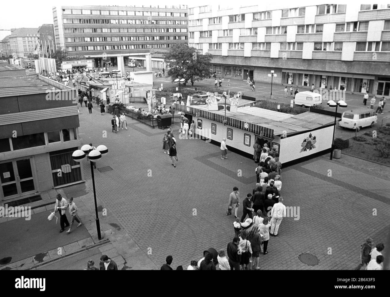 04 ottobre 1988, Sassonia, Lipsia: Durante le Giornate del mercato di Lipsia a Sachsenplatz, nel centro della città, di fronte ad uno stand della città di Eilenburg, dove viene venduto il pumpernichel, si trova una coda. Data esatta di registrazione non nota. Foto: Volkmar Heinz/dpa-Zentralbild/ZB Foto Stock