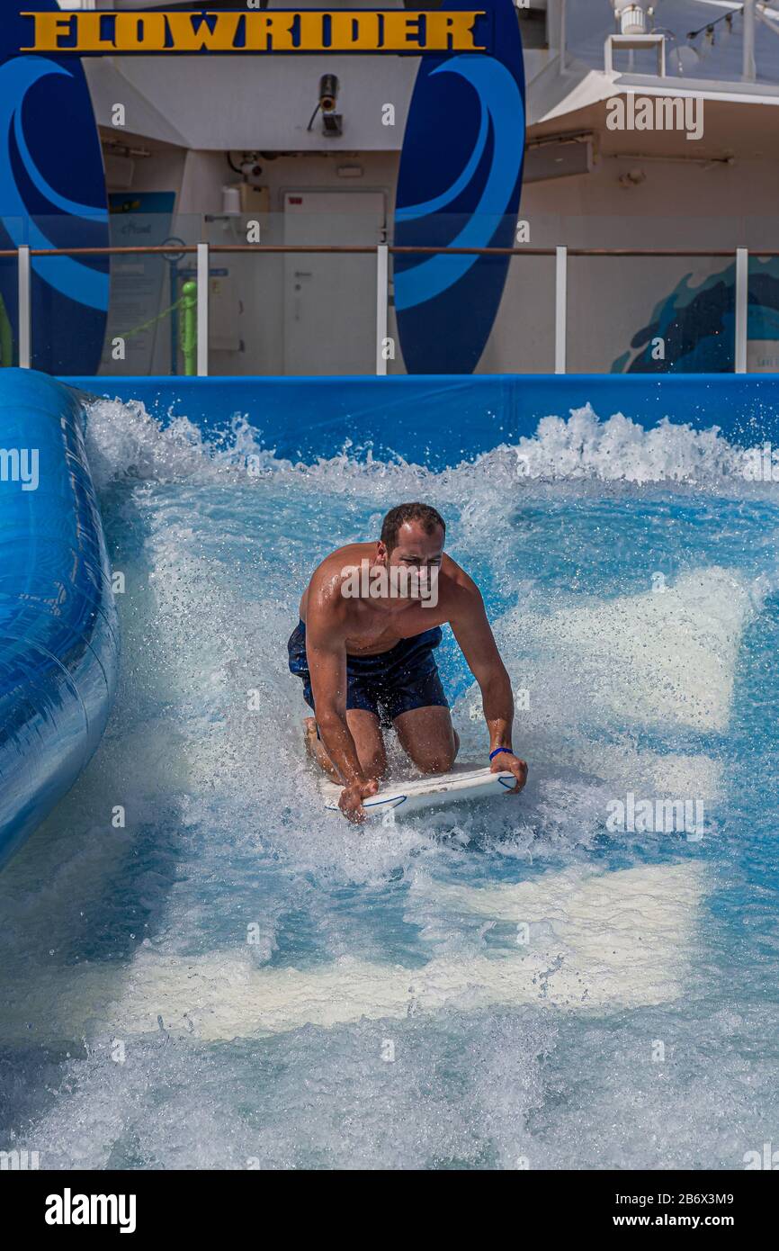 Uomo su Kneeboard a Flowrider Foto Stock
