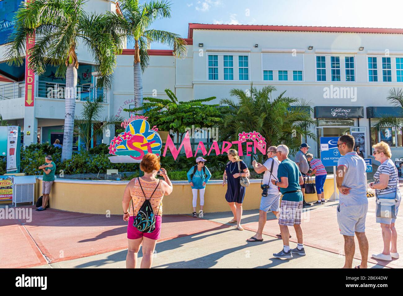 Turisti Al Cartello Di St Maarten Foto Stock