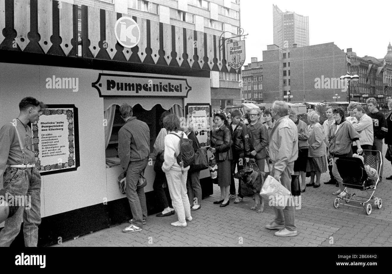 04 ottobre 1988, Sassonia, Lipsia: Durante le Giornate del mercato di Lipsia a Sachsenplatz, nel centro della città, di fronte ad uno stand della città di Eilenburg, dove viene venduto il pumpernichel, si trova una coda. Data esatta di registrazione non nota. Foto: Volkmar Heinz/dpa-Zentralbild/ZB Foto Stock