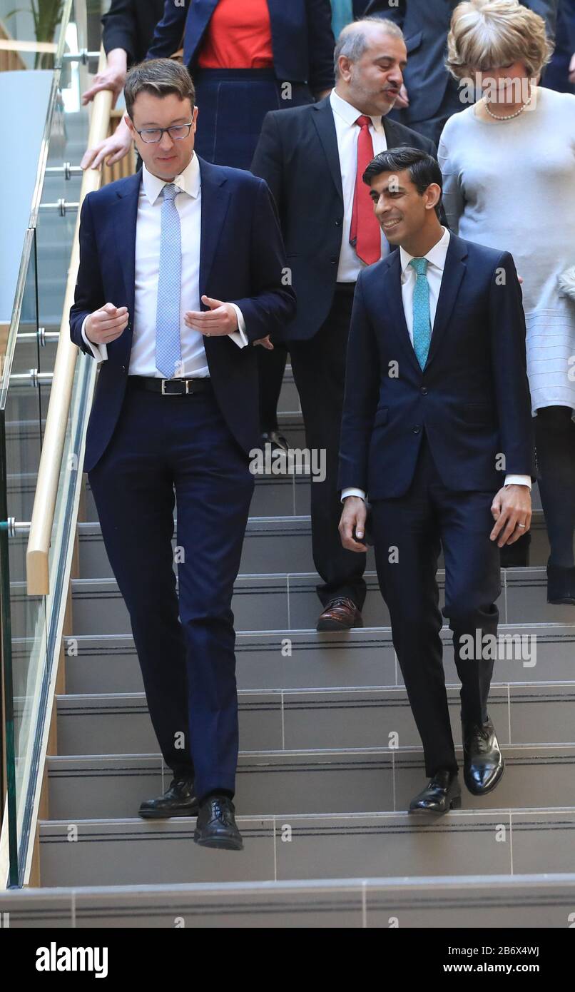 Il Cancelliere Rishi Sunak con Simon Clarke MP (a sinistra) durante una visita al Nexus Building dell'Università di Leeds. Foto Stock