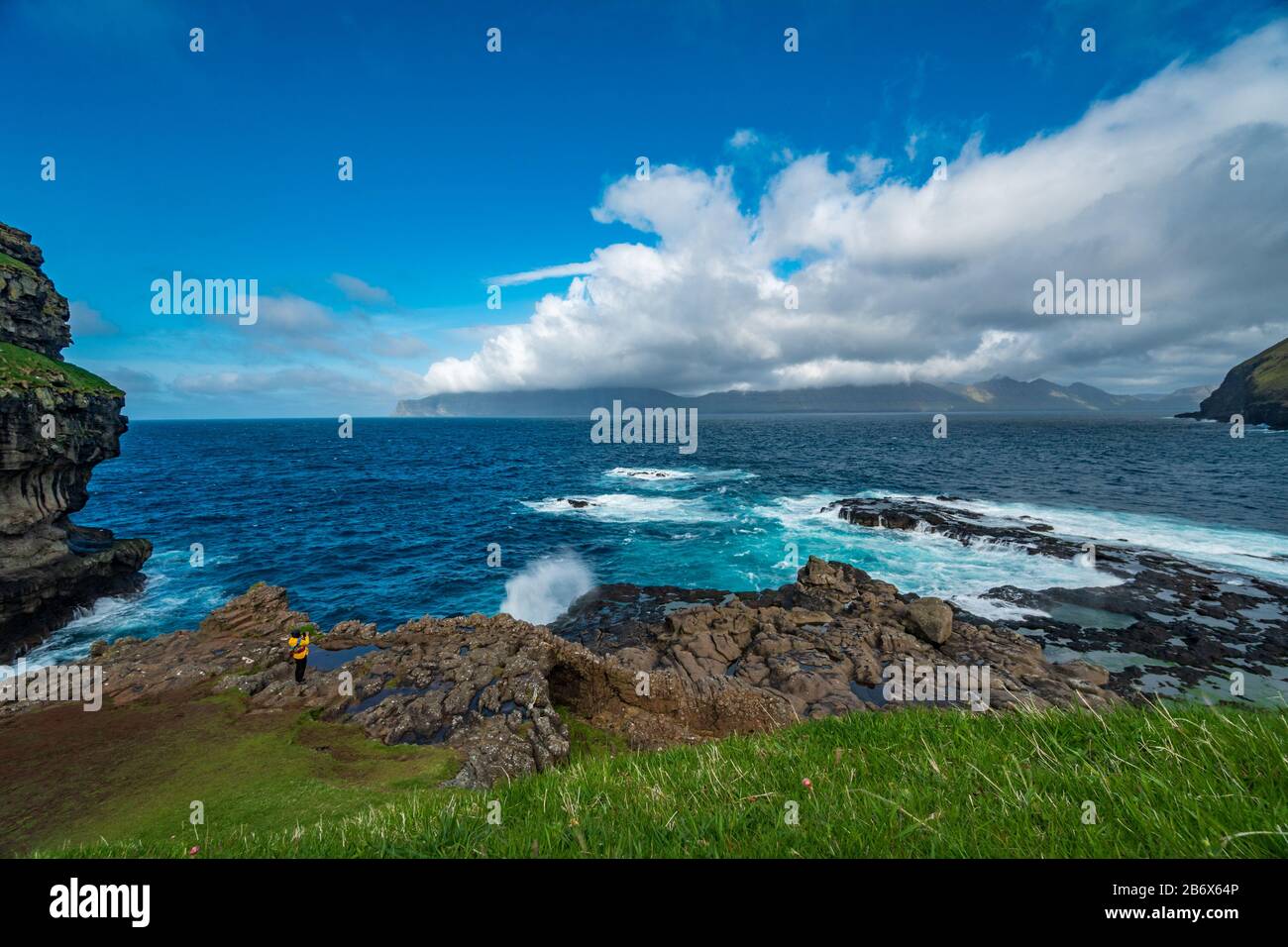Isole Faroe costa ripida con spazio di testo Foto Stock