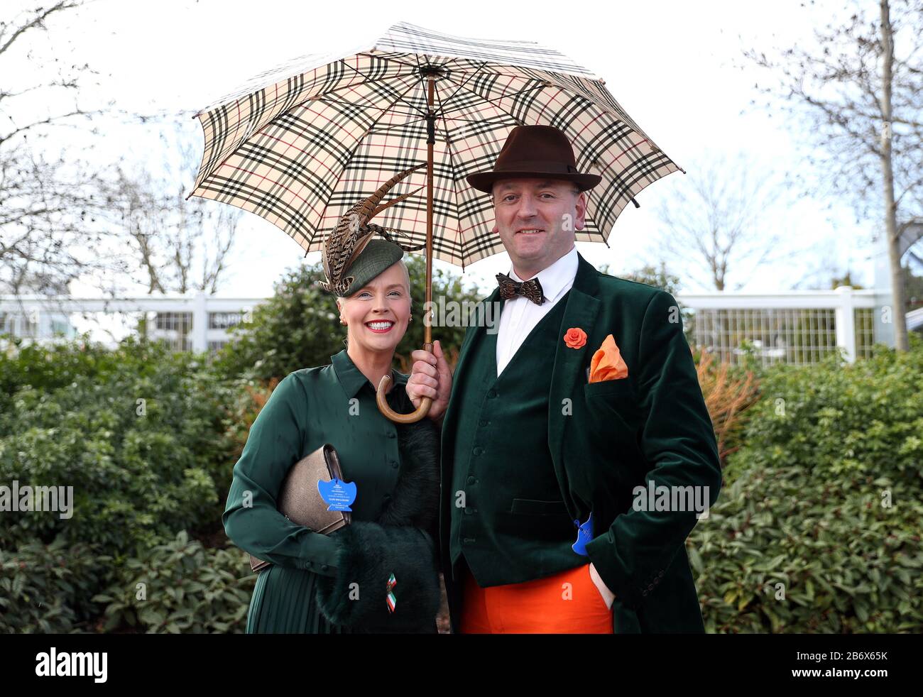 Gillian Raymond Gilbourne (a sinistra) da Cork arriva durante il terzo giorno del Cheltenham Festival all'ippodromo di Cheltenham. Foto Stock