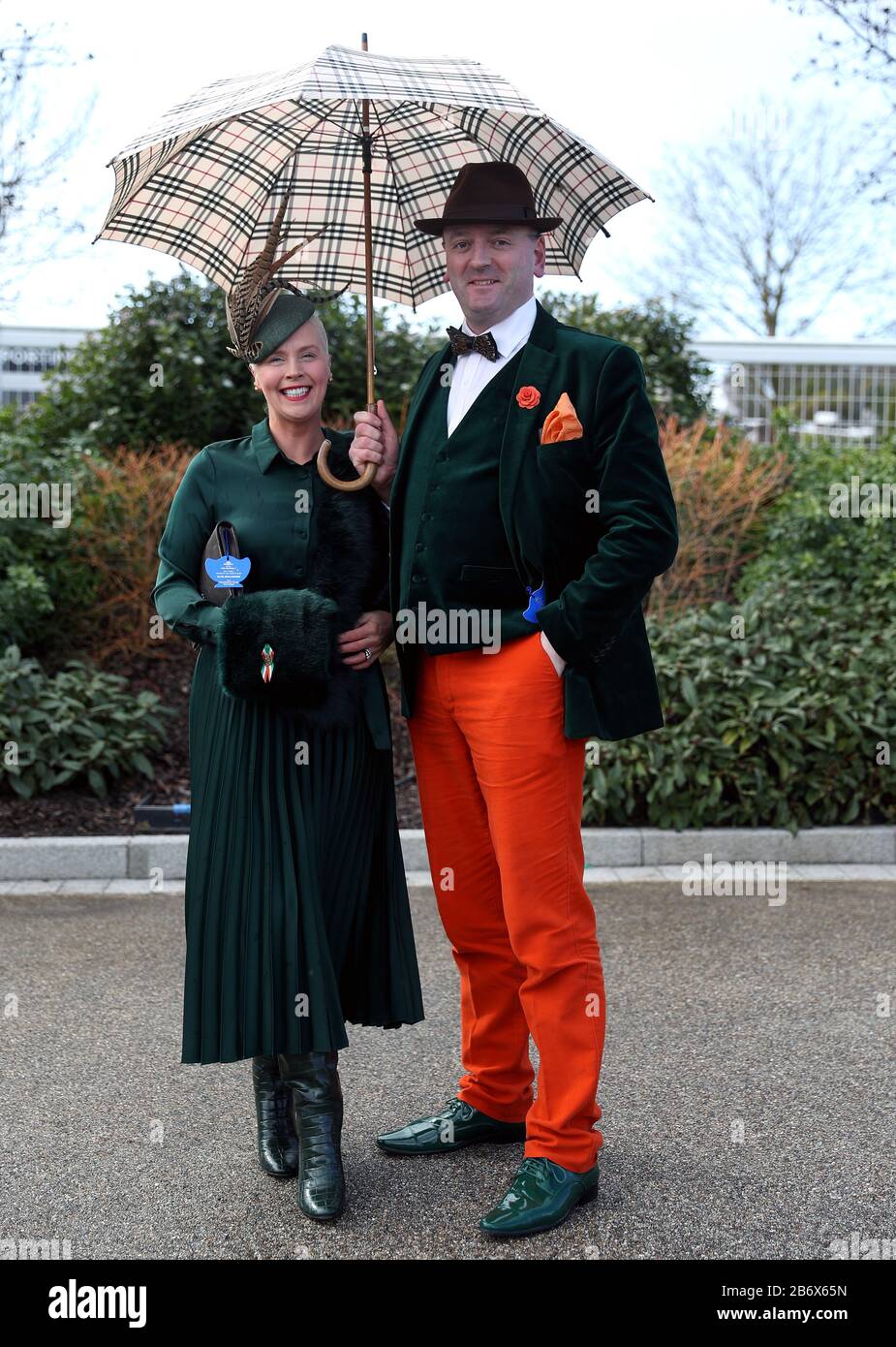 Gillian Raymond Gilbourne (a sinistra) da Cork arriva durante il terzo giorno del Cheltenham Festival all'ippodromo di Cheltenham. Foto Stock