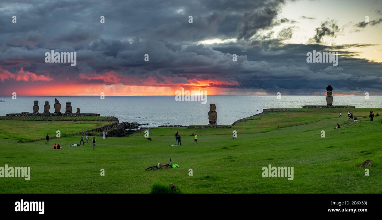 Tahai moais panorama sotto nuvole tempeste al tramonto Foto Stock
