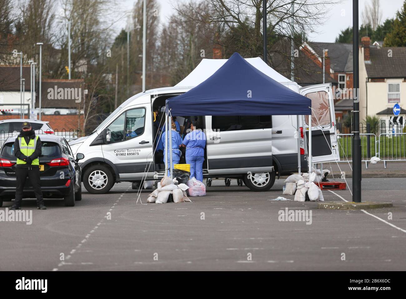 Wolverhampton, West Midlands, Regno Unito. 12th Mar, 2020. Un centro di test drive-through per Coronavirus COVID-19 è stato creato in un parcheggio del centro di Wolverhampton. Il centro di test mobile è accessibile solo per consultazione ed è il primo ad apparire nelle West Midlands. Credito: Peter Lopeman/Alamy Live News Foto Stock