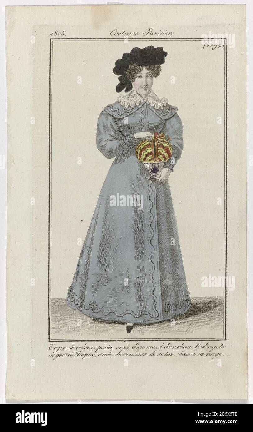 Journal des Dames et des Modes, Costume Parisien, 25 janvier 1825, (2294) Toque de velours pianura () Donna con una toque sulla testa di 'vervelet plain' decorato con un nastro legato. Indossa una redingote di 'gros de Naples' decorata con 'rouleaux' satin. Nelle mani una borsa chiamata 'ac à la neige. Scarpa con punta quadrata. L'immagine fa parte della rivista di moda Journal des Dames et des Modes, pubblicata da Pierre de la Mésangère, Parigi, 1797-1839. Produttore : printmaker: Anonymous publisher: Pierre de la MésangèrePlats manufactured: Paris Data: 1825 caratteristiche Fisiche: Engra, mano accoppiamento colorato Foto Stock
