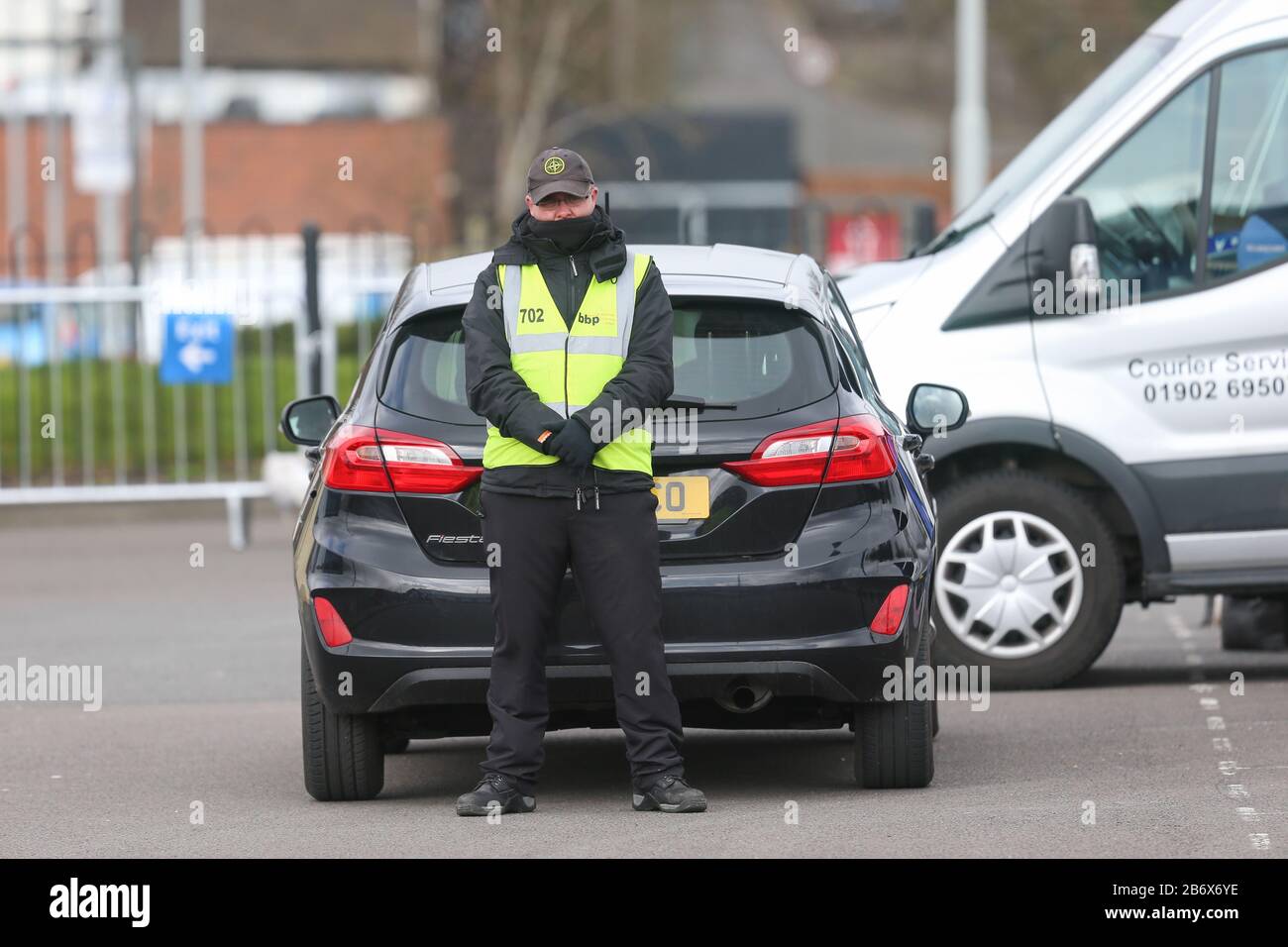 Wolverhampton, West Midlands, Regno Unito. 12th Mar, 2020. Un centro di test drive-through per Coronavirus COVID-19 è stato creato in un parcheggio del centro di Wolverhampton. Il centro di test mobile è accessibile solo per consultazione ed è il primo ad apparire nelle West Midlands. Credito: Peter Lopeman/Alamy Live News Foto Stock