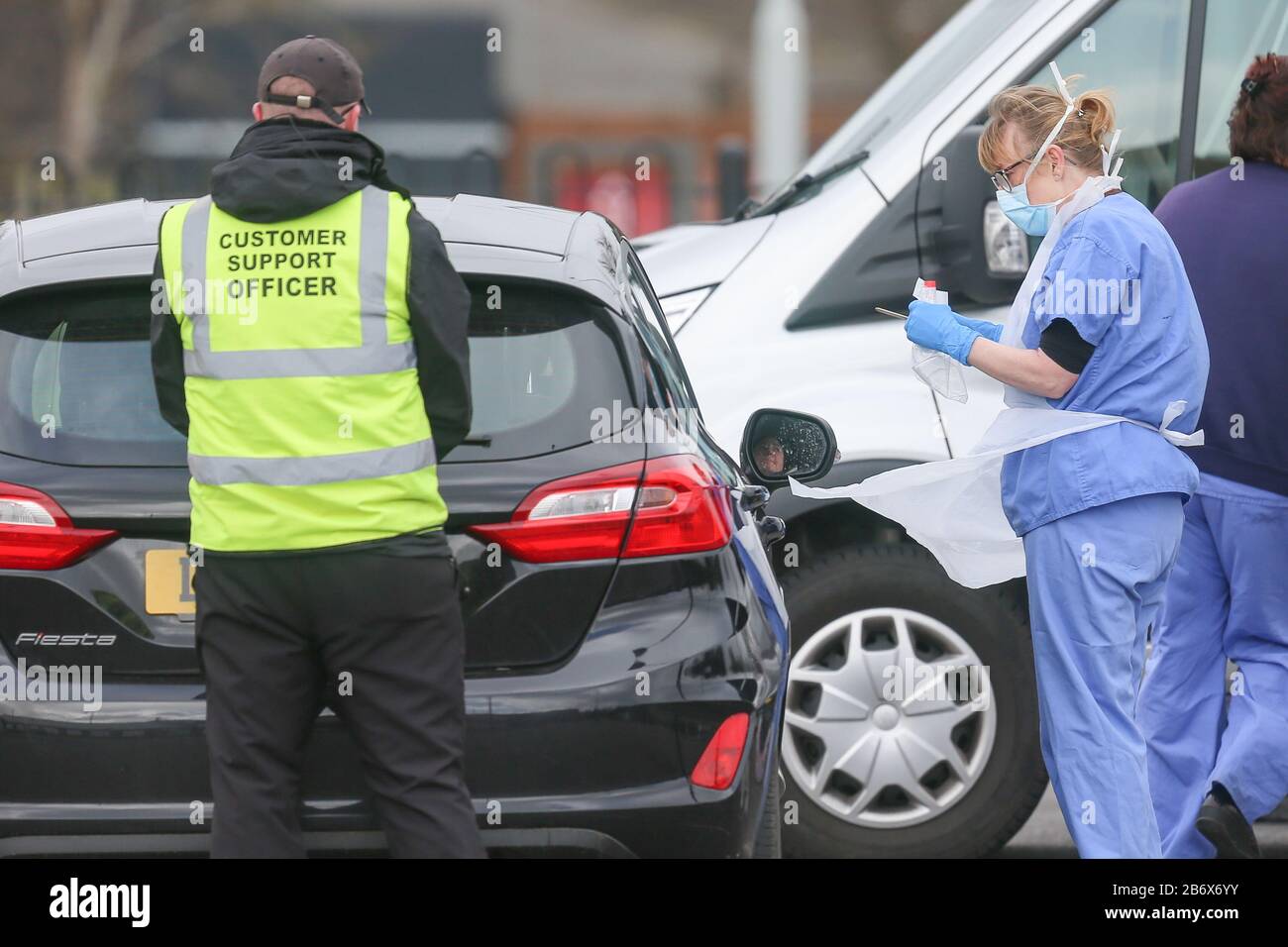 Wolverhampton, West Midlands, Regno Unito. 12th Mar, 2020. Un centro di test drive-through per Coronavirus COVID-19 è stato creato in un parcheggio del centro di Wolverhampton. Il centro di test mobile è accessibile solo per consultazione ed è il primo ad apparire nelle West Midlands. Credito: Peter Lopeman/Alamy Live News Foto Stock