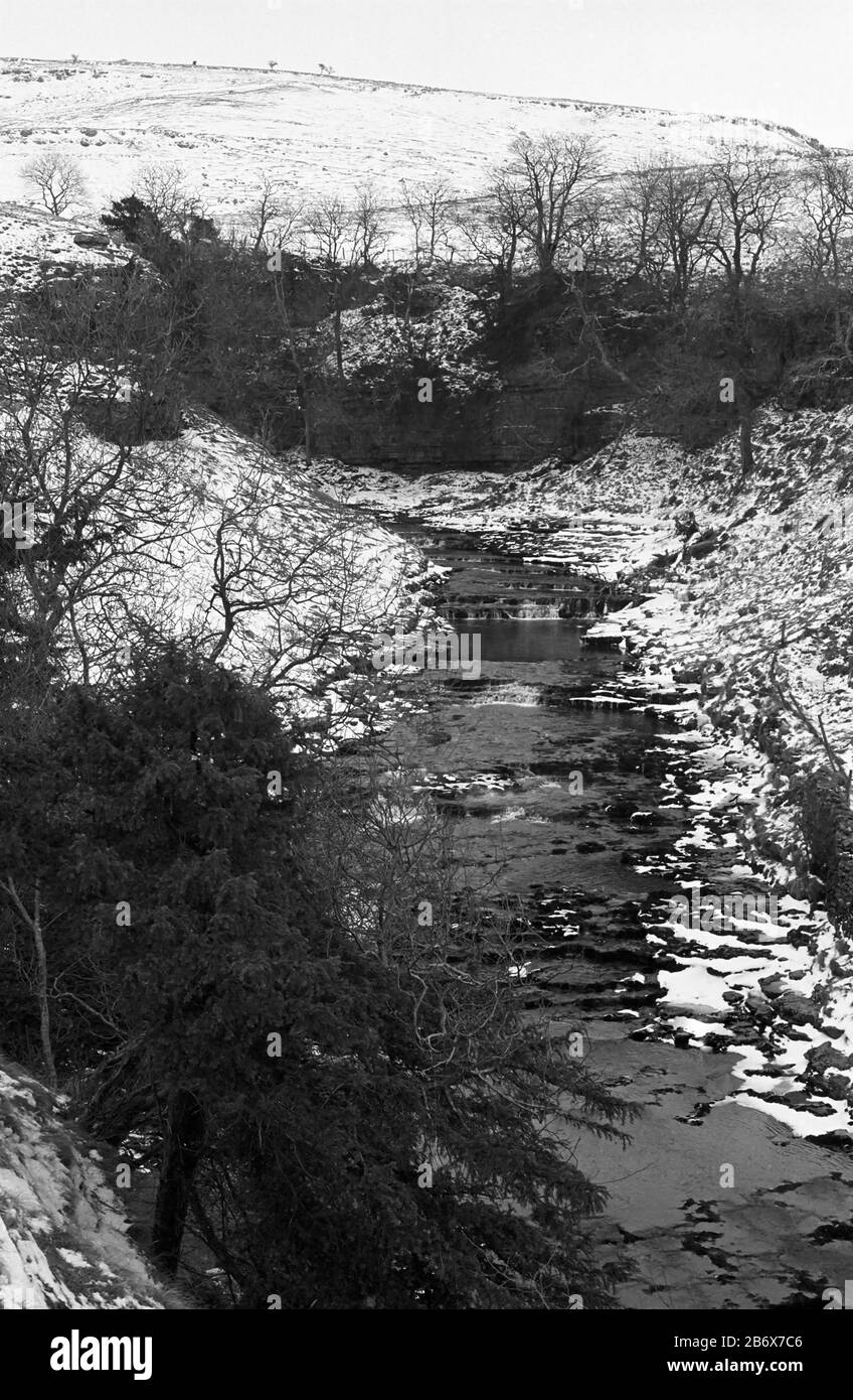 River Twiss sopra Thornton Force, Yorkshire Dales, Inghilterra, Regno Unito, in un giorno invernale gelido. Fotografia in bianco e nero Foto Stock