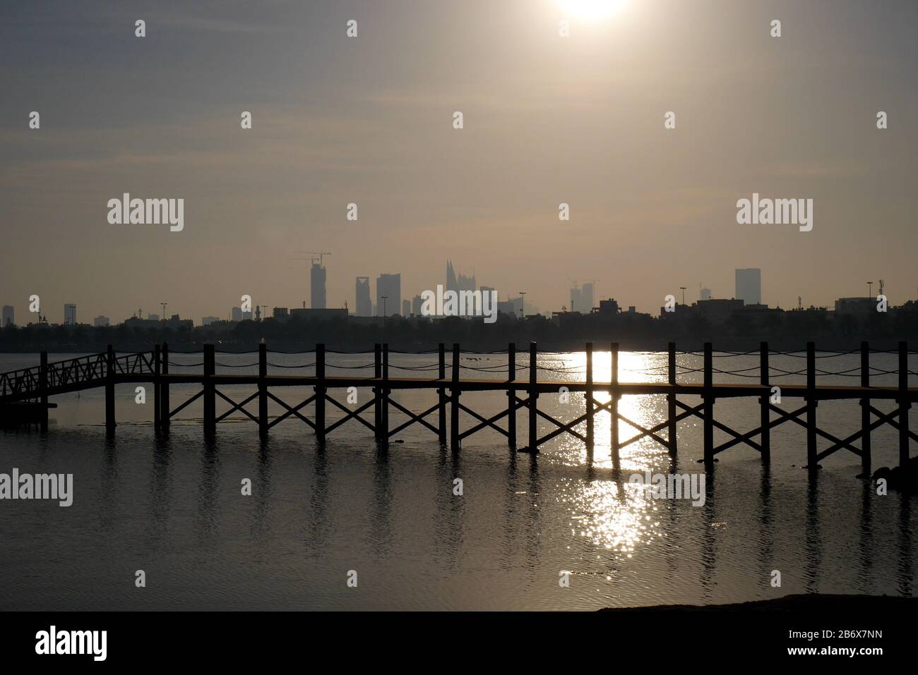 Skyline di Manama da Arad, Regno del Bahrain Foto Stock