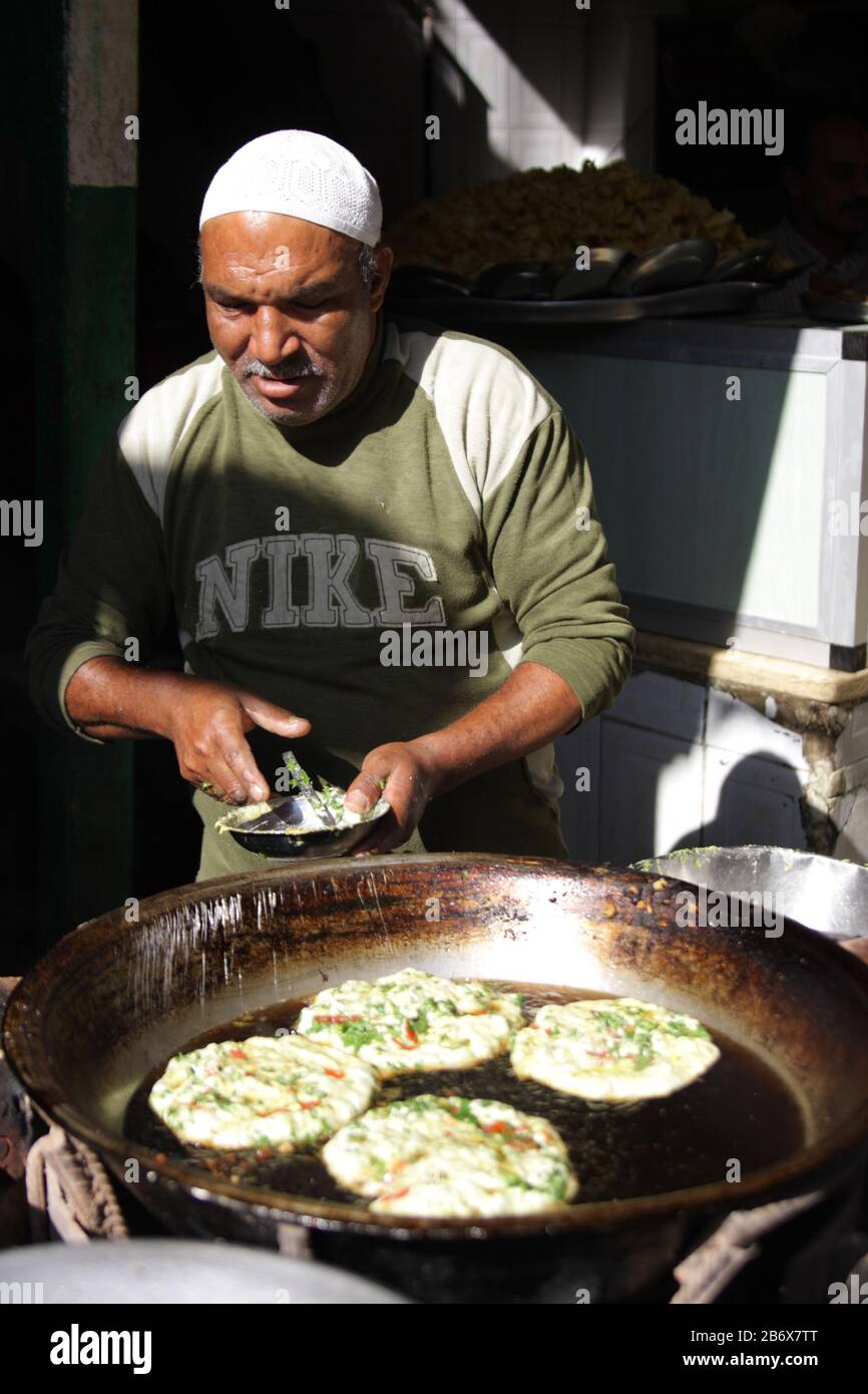 Venditore alimentare cucina falafel, Khan al Khalili mercato, Cairo, Egitto Foto Stock