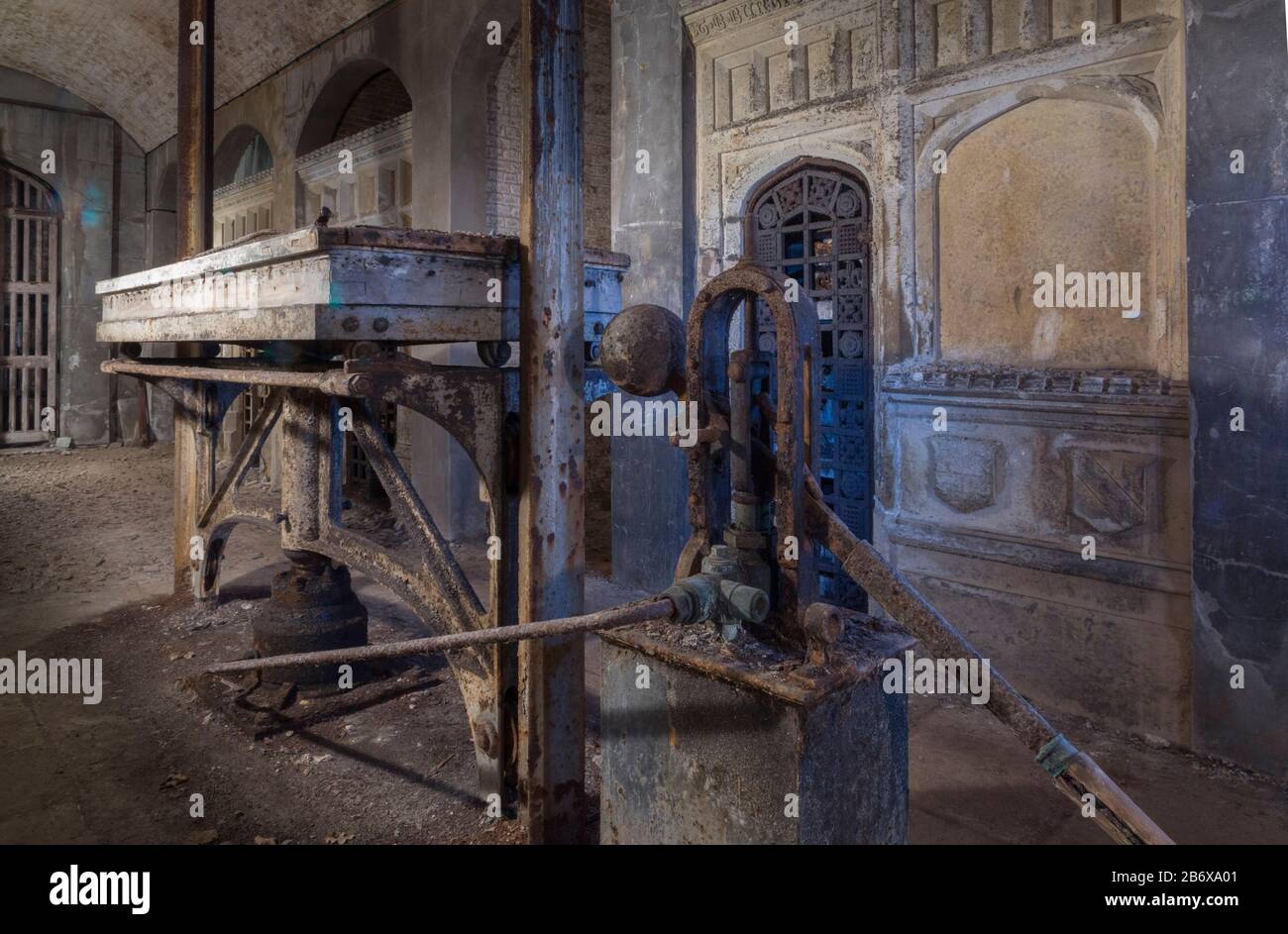 L'unica catafalca idraulica nel West Norwood Cemetery fu usata nel 19 ° secolo per abbassare le bare dalla cappella sopra alle catacombe sotto. Foto Stock