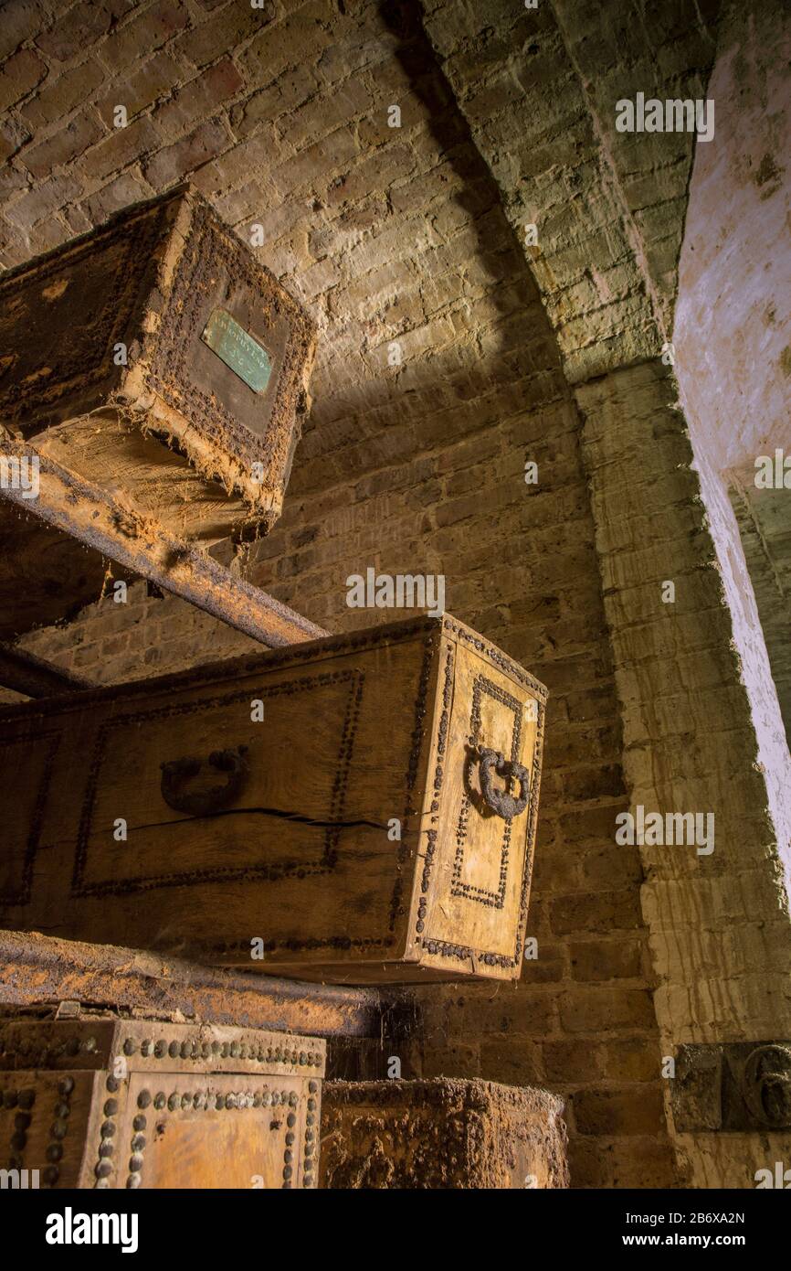 I Coffins sono stati immagazzinati nelle catacombe sotterranee del West Norwood Cemetery nel 19 ° secolo e rimangono lì ora. Foto Stock