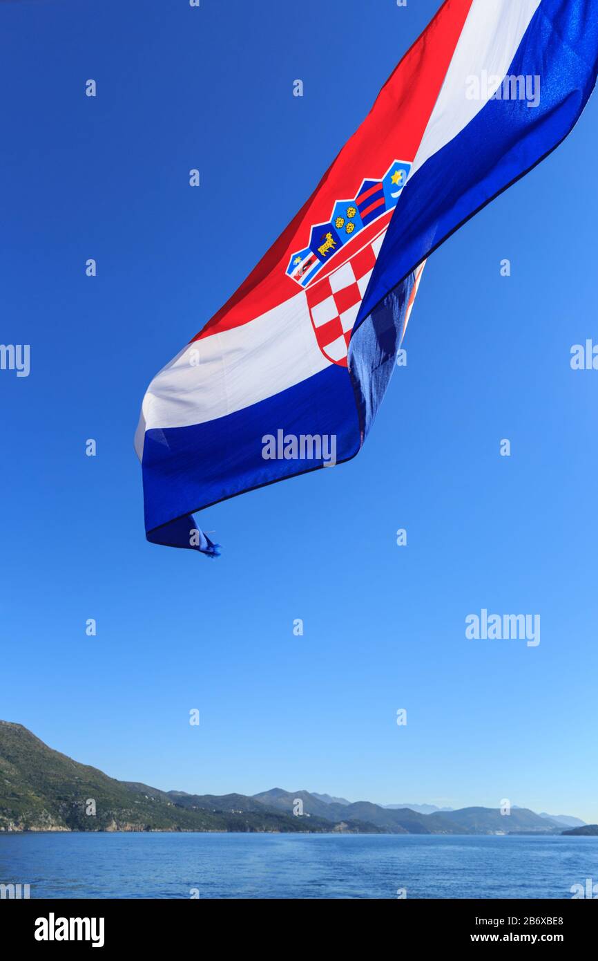 Bandiera croata, volare nel vento su una barca vicino Dubrovnik, Adriatico, Croazia Foto Stock
