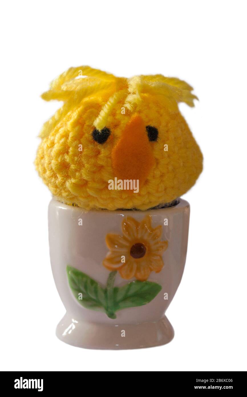 Cazzo pasquale a coccodrillo in tazza di uovo di uovo isolato su bianco sfondo Foto Stock