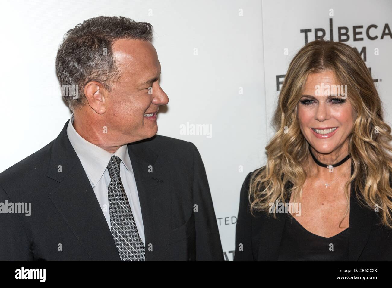 L'attore Tom Hanks arriva con sua moglie Rita Wilson per assistere alla prima mondiale del 'The Circle' al Tribeca Film Festival 2017 di New York lo scorso aprile Foto Stock