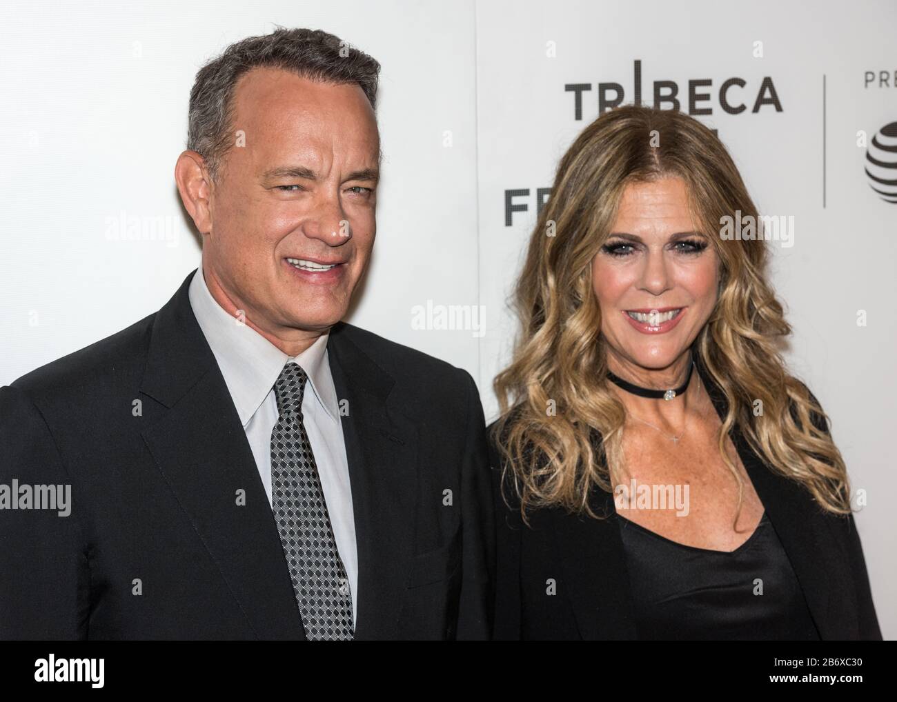 L'attore Tom Hanks arriva con sua moglie Rita Wilson per assistere alla prima mondiale del 'The Circle' al Tribeca Film Festival 2017 di New York lo scorso aprile Foto Stock