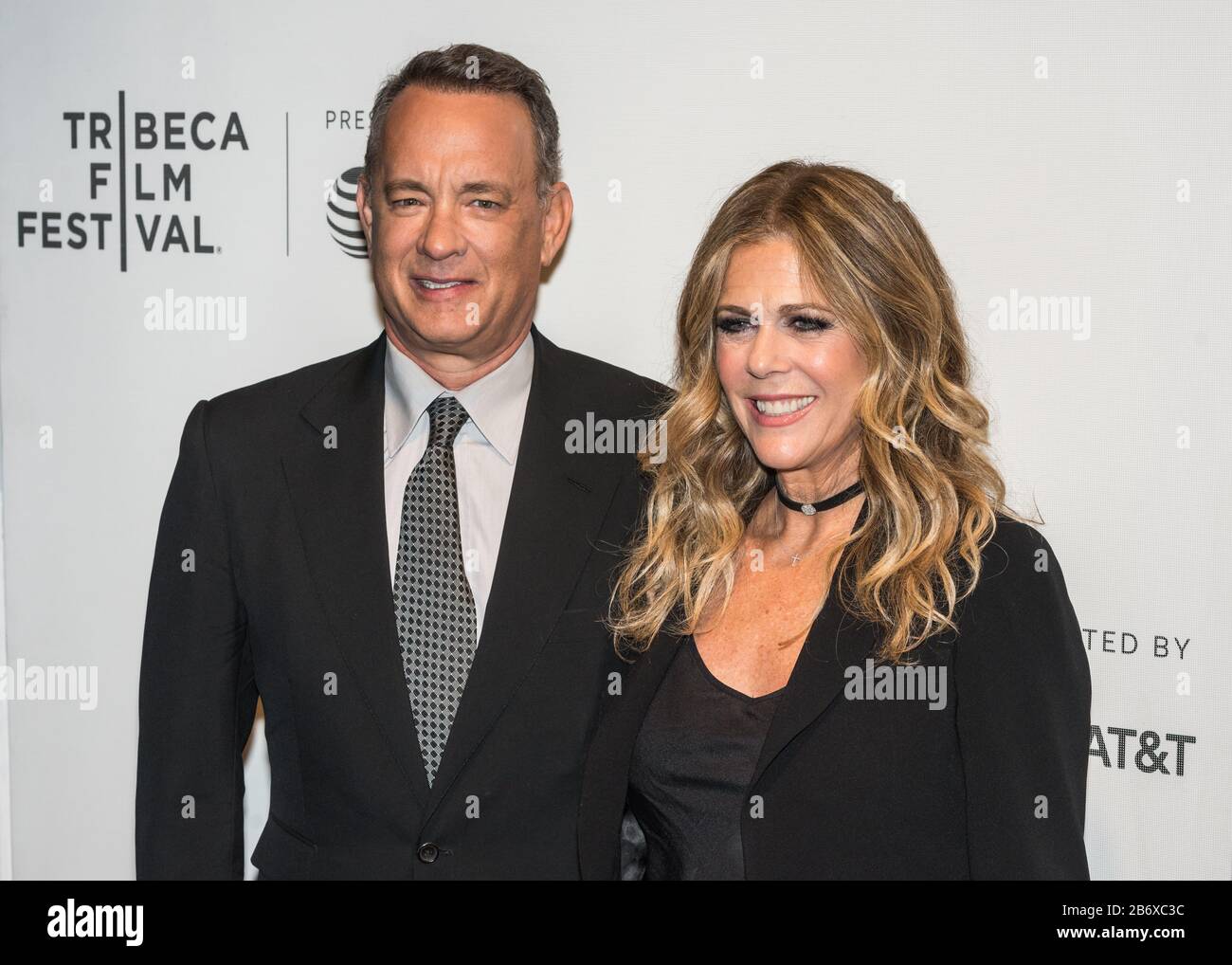 L'attore Tom Hanks arriva con sua moglie Rita Wilson per assistere alla prima mondiale del 'The Circle' al Tribeca Film Festival 2017 di New York lo scorso aprile Foto Stock