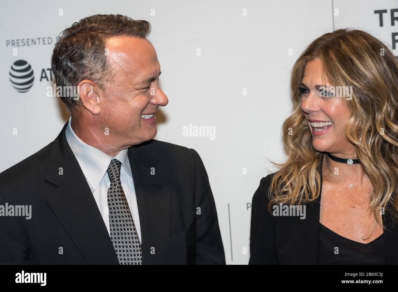 L'attore Tom Hanks condivide una risata con sua moglie Rita Wilson mentre frequenta la prima mondiale del 'The Circle' al Tribeca Film Festival 2017 di New Yo Foto Stock