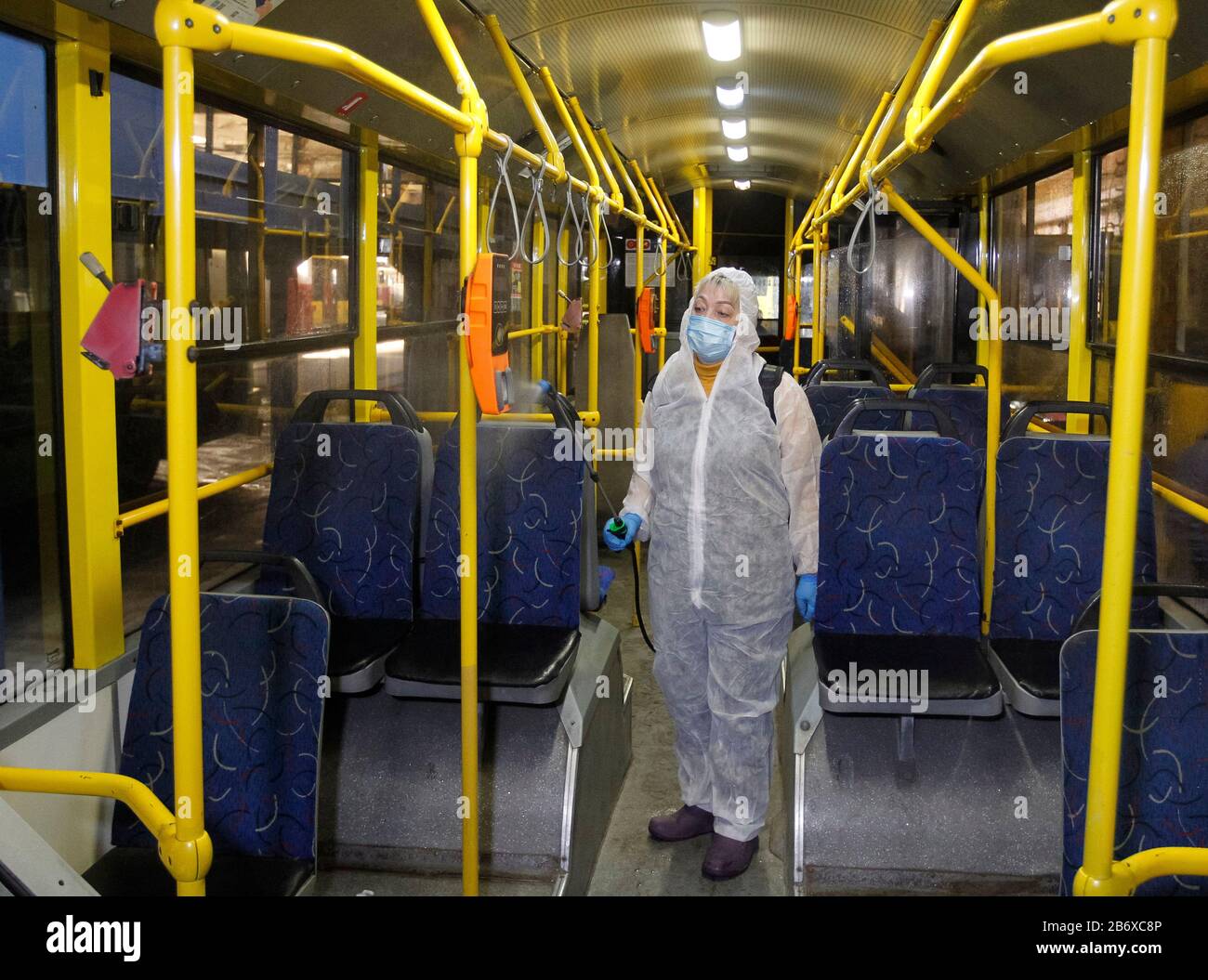 Kiev, Ucraina. 12th Mar, 2020. Il 12 marzo 2020 un dipendente del dipartimento filobus effettua il trattamento sanitario dei filobus come misure preventive contro la diffusione del coronavirus COVID-19 a Kiev, Ucraina. Il governo ucraino ha adottato una serie di decisioni per prevenire la diffusione del coronavirus del COVID-19. Dal 12 marzo 2020 l'Ucraina introduce la quarantena negli istituti di istruzione per tre settimane e proibisce qualsiasi evento di massa con più di 200 persone. Credito: Serg Glovny/Zuma Wire/Alamy Live News Foto Stock