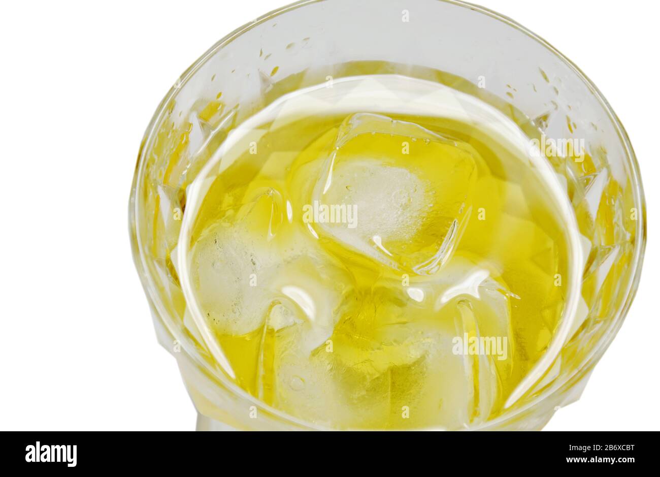 versare il whiskey su ghiaccio su fondo bianco Foto Stock
