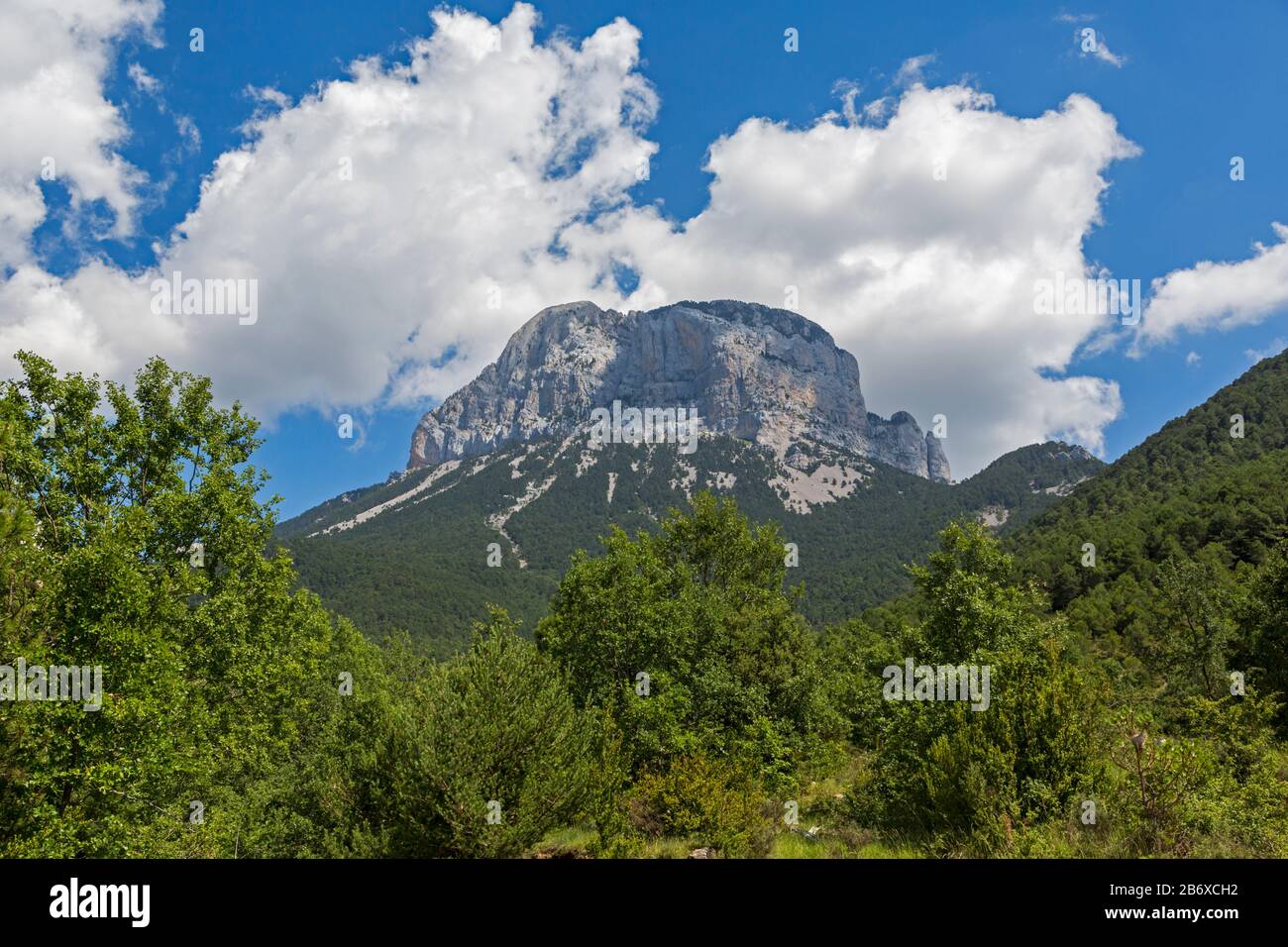 Peña Montañesa , O, In Aragonese, Penya Montanyesa In Provincia Di Huesca, Aragona, Spagna. La montagna fa parte delle colline pedemontane dei Pirenei. Foto Stock
