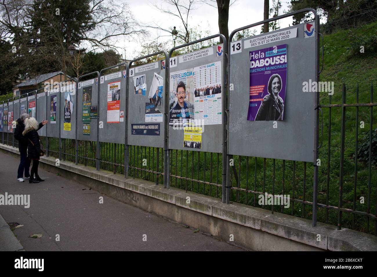 Parigi si prepara alle elezioni locali francesi tra le paure coronavirus, rue Ronsard, 75018 Parigi, Francia - Marzo 2020 Foto Stock