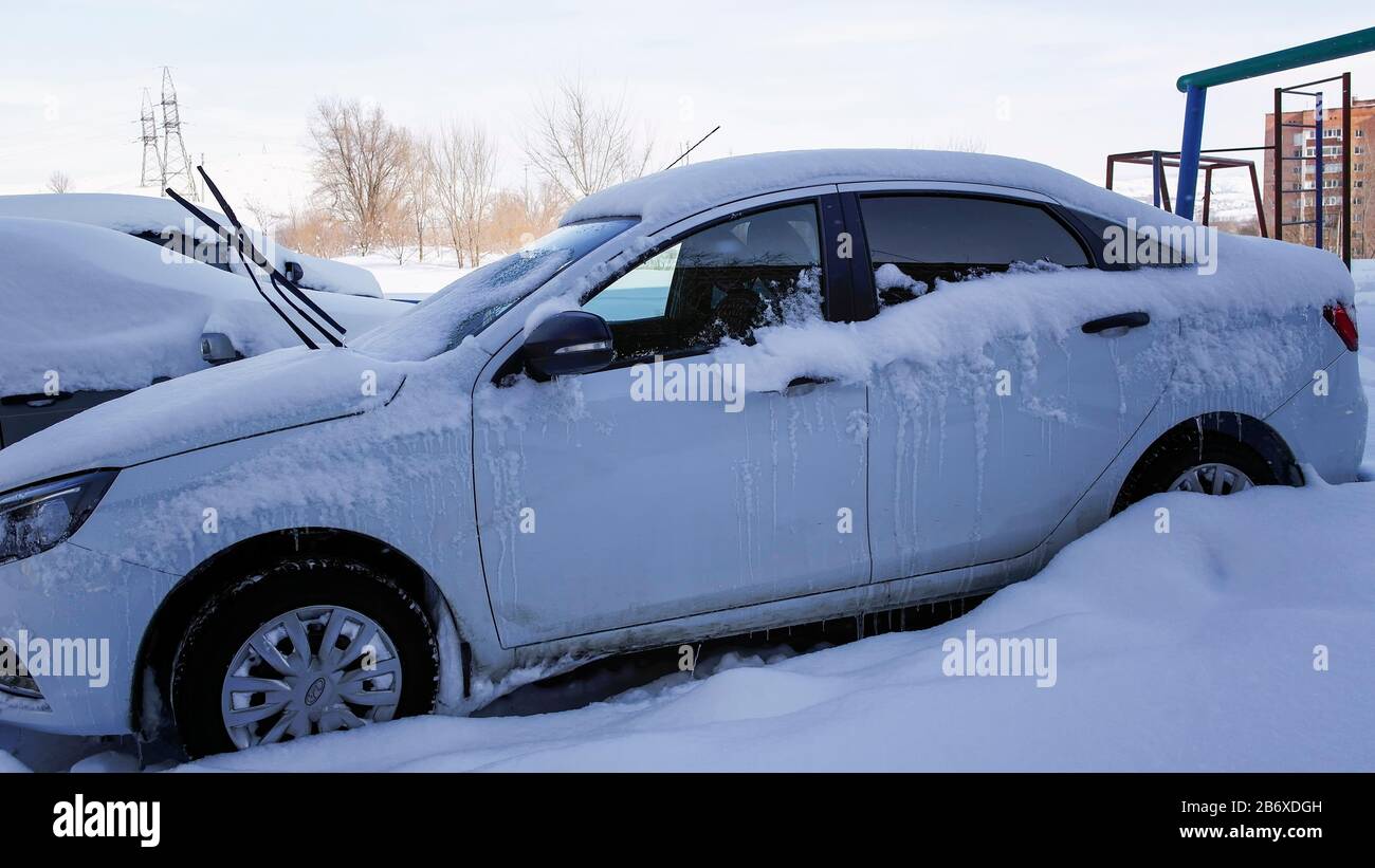 Kazakistan, Ust-Kamenogorsk - 20 febbraio 2020. Auto Lada Vesta nel parcheggio. Automobile russa. Foto Stock