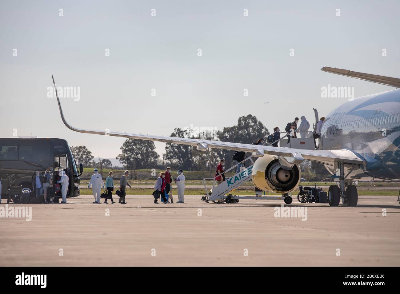 San Francisco, Stati Uniti. 11th Mar, 2020. Le persone sbarcate dalla linea della nave da crociera Grand Princess per salire a bordo di un aereo diretto ai luoghi designati per il controllo e la quarantena, all'aeroporto internazionale di Oakland, in California, Stati Uniti, l'11 marzo 2020. Il trasporto dei passeggeri sbarcati dalla Grand Princess, colpita dal coronavirus, è stato effettuato da quando la nave da crociera attraccò il porto di Oakland nello stato della California. Credito: Li Jianguo/Xinhua/Alamy Live News Foto Stock