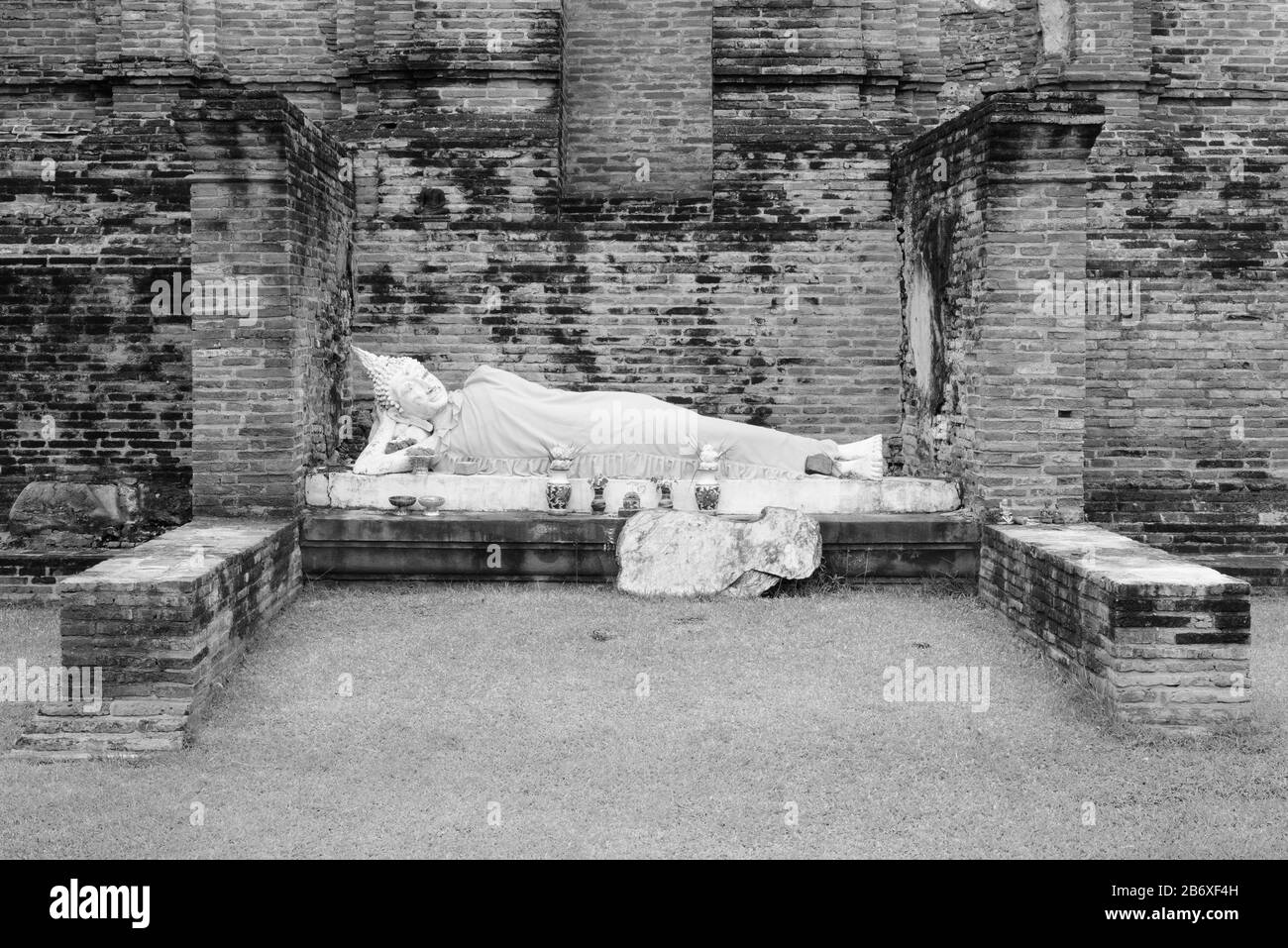 Scultura di Buddha sdraiata vicino al Wat Foto Stock