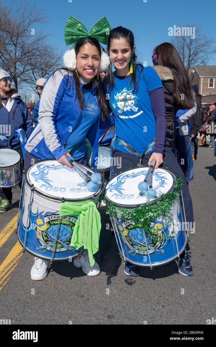 2 membri della band musicale Fogo Azul prima di marciare nella St. Patrick's Day Parade per Tutti a Sunnyside, Queens, NYC. Foto Stock