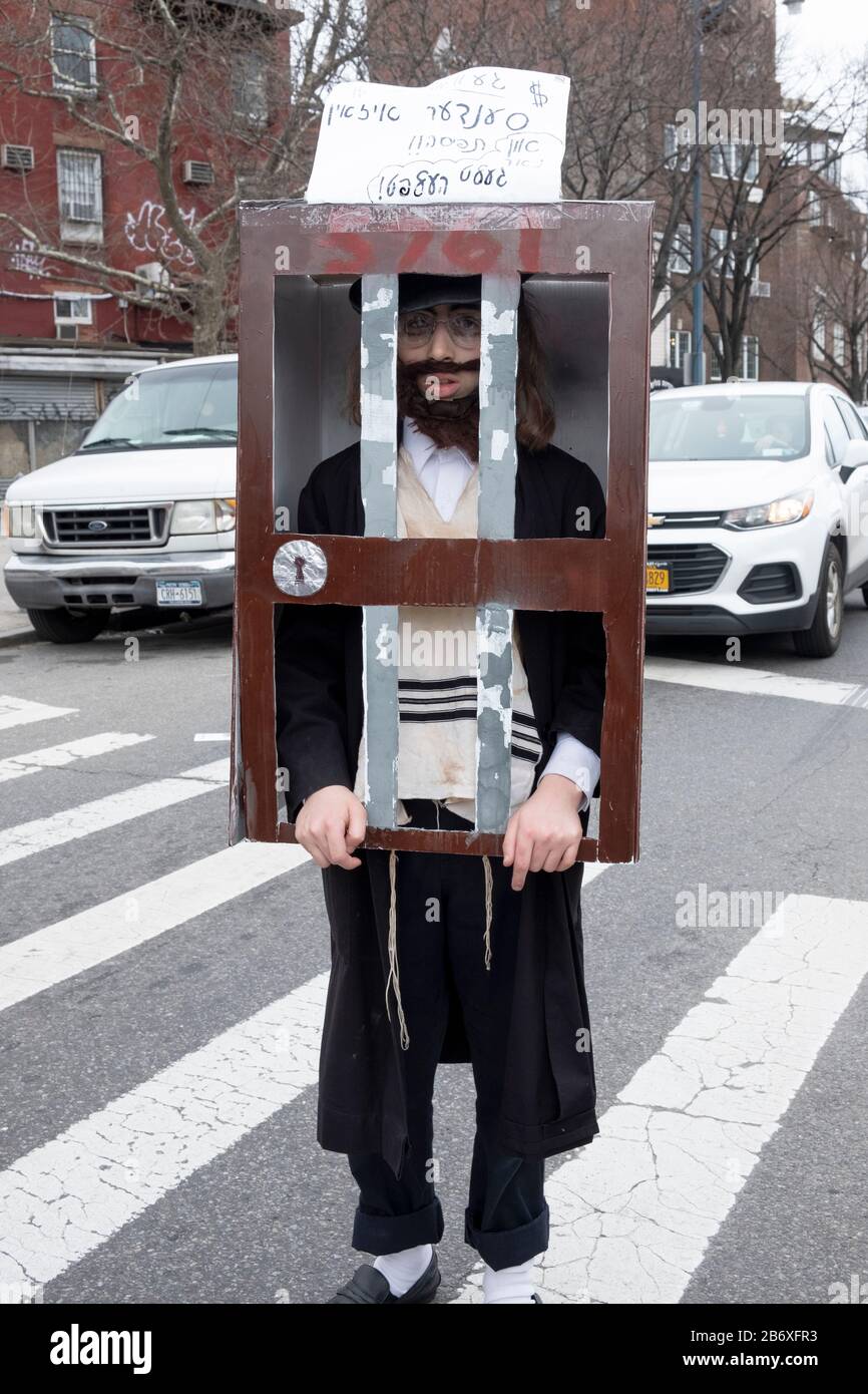 Un giovane ebreo ortodosso imprigionato nel suo costume di Purim. A Williamsburg, Brooklyn, New York. Foto Stock