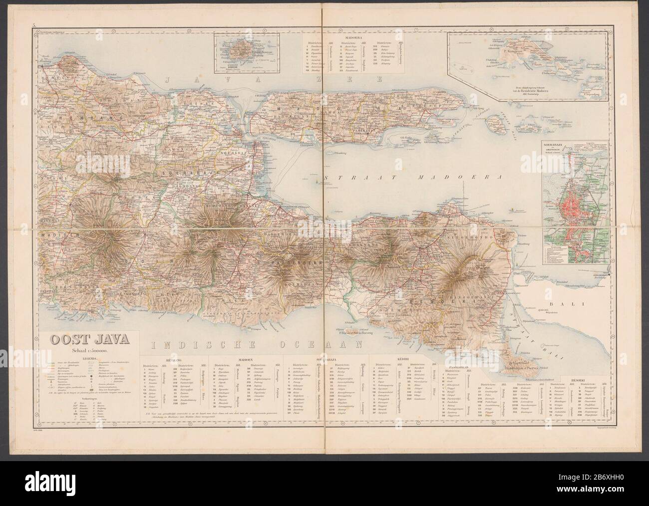 Kaart van Oost-Java Mappa di Giava Orientale con legenda e inserire le carte intorno alla zona di Surabaya, le isole Kangean e l'isola di Bawean. Numerato in alto a sinistra: 5. Con distribuzione dei gradi lungo il randen. Produttore : editore: Apparato topografico (mostrato sull'oggetto) Fabbricazione Del Luogo: Java Data: 1906 caratteristiche Fisiche: Kleurenautotipie; montato su materiale di lino: Tovaglioli di carta Tecnica: Kleurenautotipie dimensioni: Foglio: H 655 mm × W 920 mmToelichtingHet si riferisce a quattro lame che insieme formano una scheda forma, e su un pezzo di lino sono gemonteerd. Oggetto: Mappe o paesi separati o regi Foto Stock