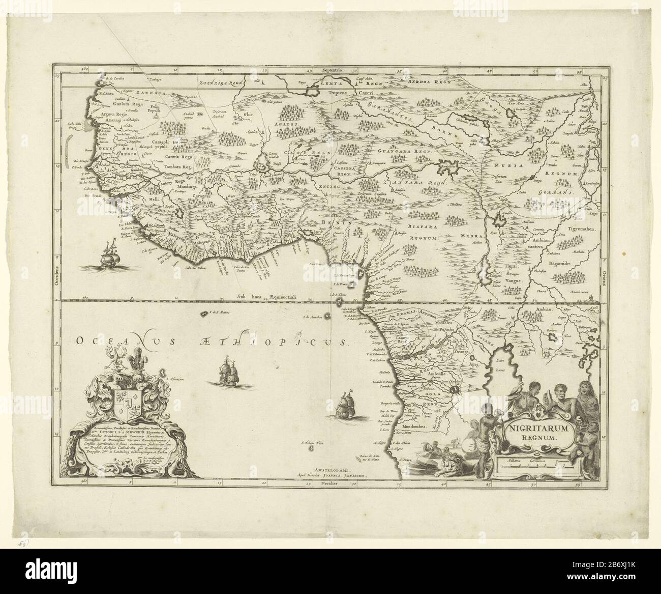 Kaart van West Afrika Nigritarum Regnum (titel op Object) Mappa dell'Africa Occidentale, Headed r.o. circondata da persone, animali e prodotti dell'Africa Occidentale. In scala intestazione in miglia tedesche. L. O. commissionò Ottonius L. B. à Schwerin con segno di pistola con due caschi. 3 navi disegnate in mare, montagne e alberi. (1: 12 mil.). Iscrizioni; R.O .: NIGRITARUM / REGNUM. Firmato; mo: Joannis JANSSONII. Produttore : editore John Janssonius di Waesberge (i) (edificio elencato) stampatore: Anonimo dedicato a otto von Schwerin (edificio elencato) commissionato da John Janssonius di Waesberge (i) (l Foto Stock