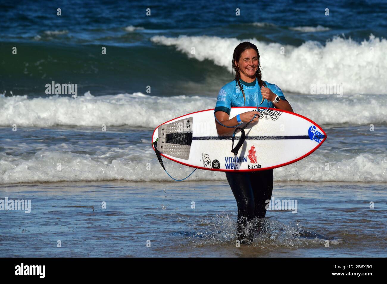 Leticia Canales Bilboa lascia il surf a Manly Beach a Sydney Foto Stock