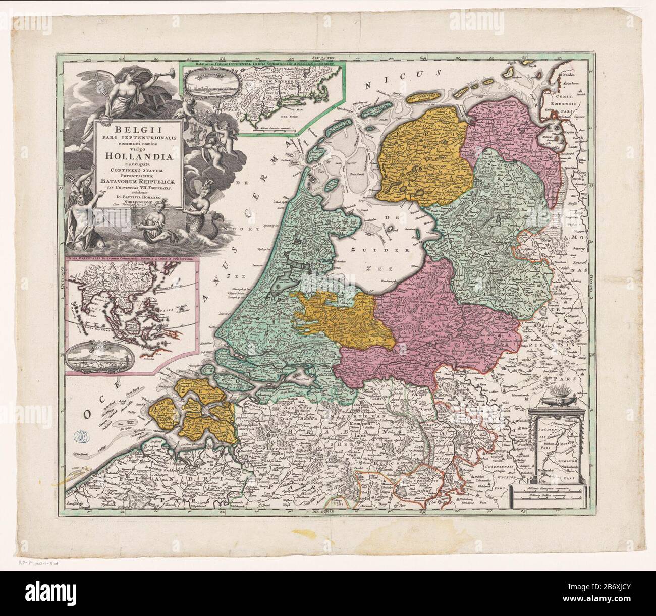 Kaart van de Republiek der Zeven Verenigde Nederlanden belgi par s septentrionalis communi nomine vulgo Hollandia (titel op Object) in alto a sinistra cartouche con titolo, intorno ad esso sono raffigurate diverse figure, Dove: Qui sotto: Nettuno, Fama, tre putti recanti le braccia della Repubblica e due sirene. A destra dal titolo cartouche una mappa inset del New Netherlands e una città ovale di New Amsterdam, corrispondente scala bar: Milli aria Germanica COMMUNIA. Sotto il titolo cartouche scommessa mappa delle Indie orientali e una città ovale di Batavia. In basso a destra della mappa di una parte dell'attuale Limburgo (parte che poi Foto Stock