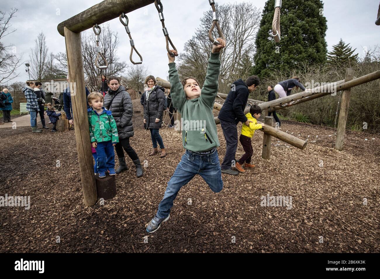 I ragazzi attivi che salpano sul RHS Back to Nature Garden all'aperto dell'RHS Wisley co-progettato dalla Duchessa di Cambridge, Surrey, Inghilterra, Regno Unito Foto Stock