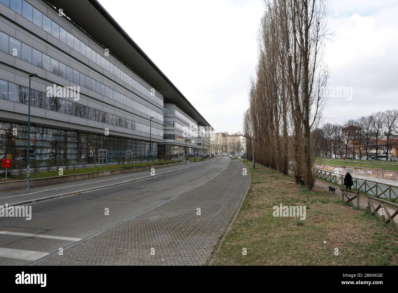 12 marzo 2020, Italia, Torino: C'è una strada all'Università di Torino che difficilmente viene utilizzata. Per contenere la pandemia corona, l'Italia ha ancora una volta notevolmente inasprito le misure di blocco. Per mettere sotto controllo la crisi, il governo ha chiuso tutte le scuole, gli asili e le università fino a metà marzo. Foto: Alessandro Vecchi/Dpa Foto Stock