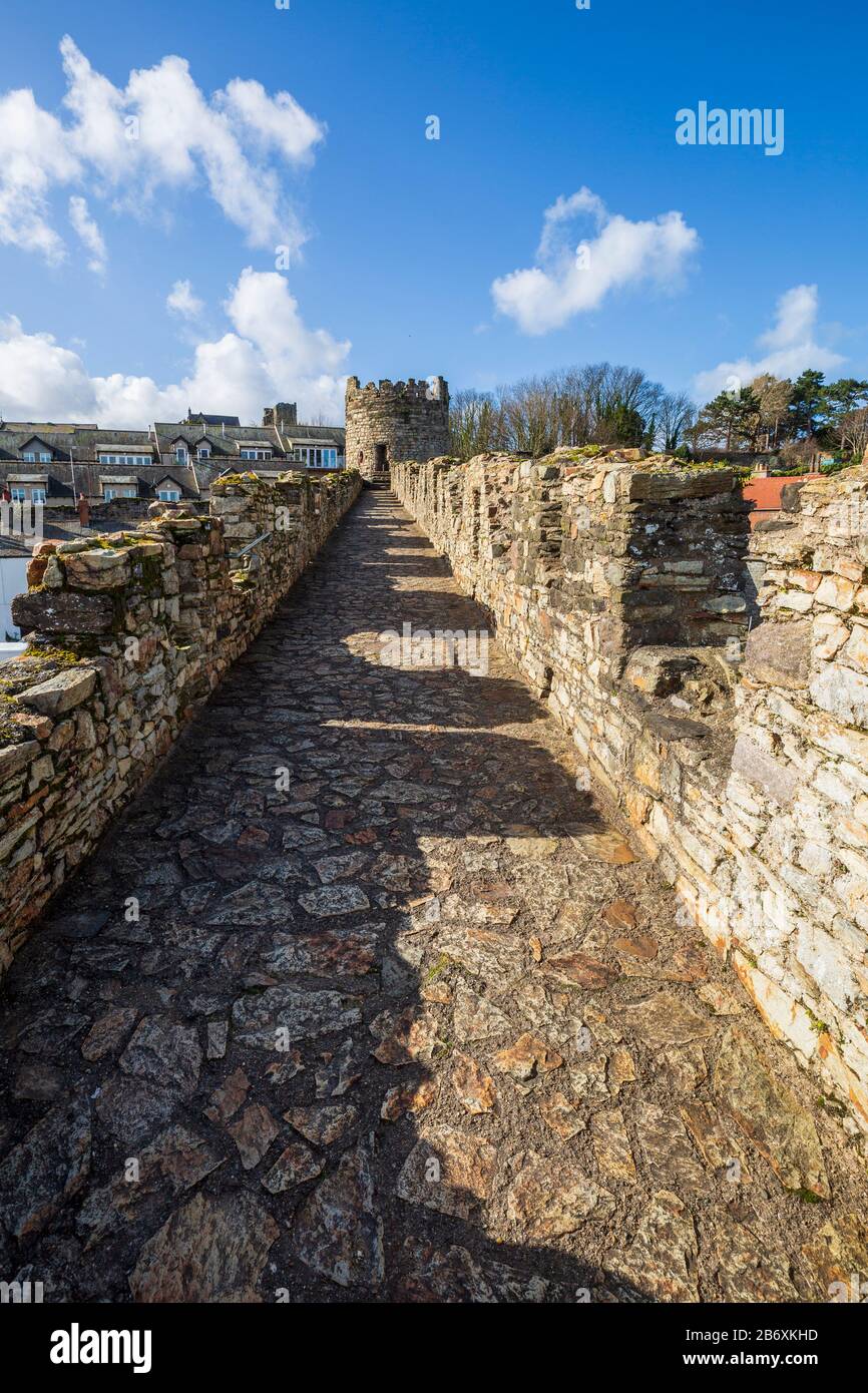 Una vista lungo il castello di Conwy mura della città fortificata, Galles Foto Stock