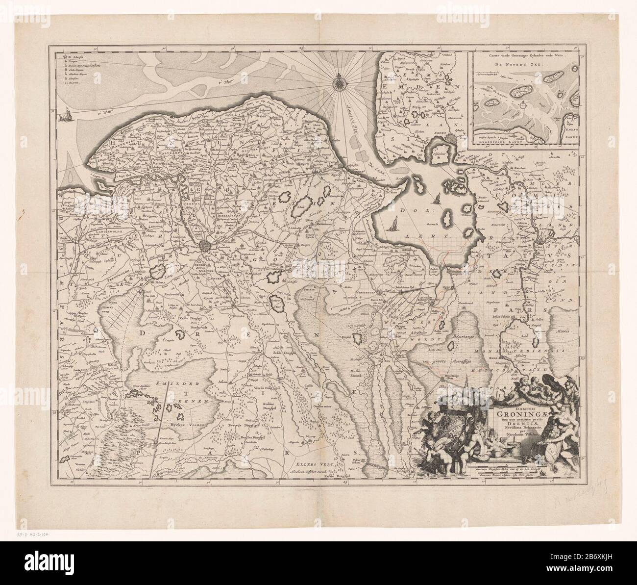 Kaart van de provincie Groningen en een deel van Drenthe Dominii Groningae nec non maximae parties Drentiae (titel op Object) tasto in alto a sinistra. Mappa top right bet della zona del Mare di Wadden. In basso a destra titolo cartouche e scala due poli: Brutto Duytsche Mylen 15 a Graedt, brutto Francia leghe polveroso ore Gaens. Intorno alle braccia della provincia di Groningen, putti, alcuni uomini figure Dove: Sotto un portamaschi di torba, e formaggi. Distribuzione dei gradi lungo i bordi. Con gallo. Produttore : printmaker: Romeyn de Hooghe (listed building) printmaker: Nicolaes Visscher (i) (possible) to design: Nicolaes Vi Foto Stock