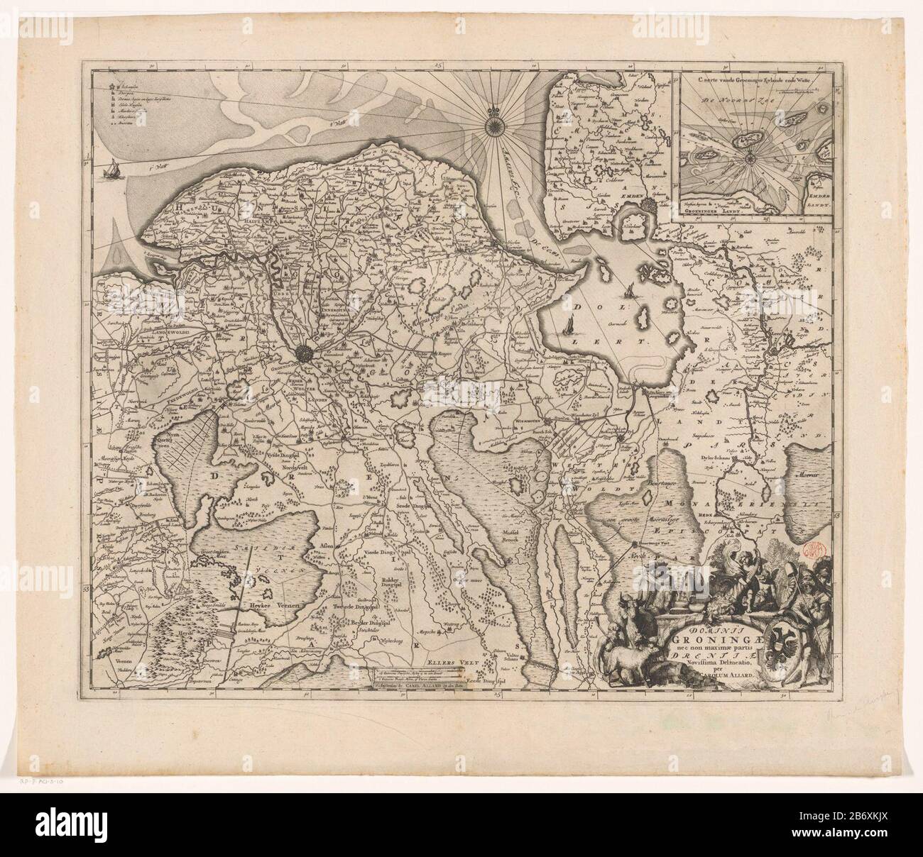Kaart van de provincie Groningen en een deel van Drenthe Dominii Groningae nec non maximae parties Drentiae (titel op Object) tasto in alto a sinistra. In fondo alla scala centrale due poli: Duytsche mylen nasty 15 in un osso, leghe francesi nasty o a piedi di o'clock. Mappa top right bet della zona del Mare di Wadden. In basso a destra titolo cartouche circondato dalle braccia della città di Groningen, un certo numero di figure maschili In Cui: Ercole sotto, due putti con la cornucopia, bestiame, torba, favi e formaggi. Distribuzione del grado lungo il randen. Produttore : printmaker Carel Allard (possibile) design by C Foto Stock