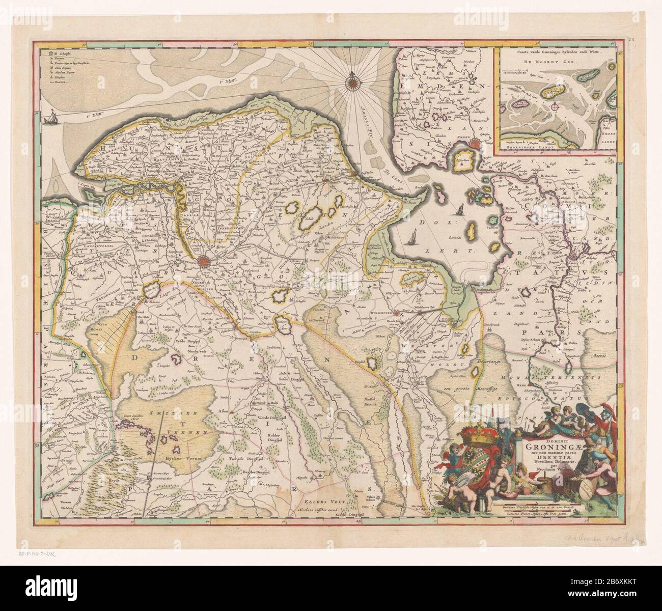 Kaart van de provincie Groningen en een deel van Drenthe Dominii Groningae nec non maximae parties Drentiae (titel op Object) tasto in alto a sinistra. Mappa top right bet della zona del Mare di Wadden. In basso a destra titolo cartouche e scala due poli: Brutto Duytsche Mylen 15 a Graedt, brutto Francia leghe polveroso ore Gaens. Intorno alle braccia della provincia di Groningen, putti, alcuni uomini figure Dove: Sotto un portamaschi di torba, e formaggi. Distribuzione dei gradi lungo i bordi. Con gallo. Produttore : printmaker: Romeyn de Hooghe (listed building) printmaker: Nicolaes Visscher (i) (possible) to design: Nicolaes Vi Foto Stock