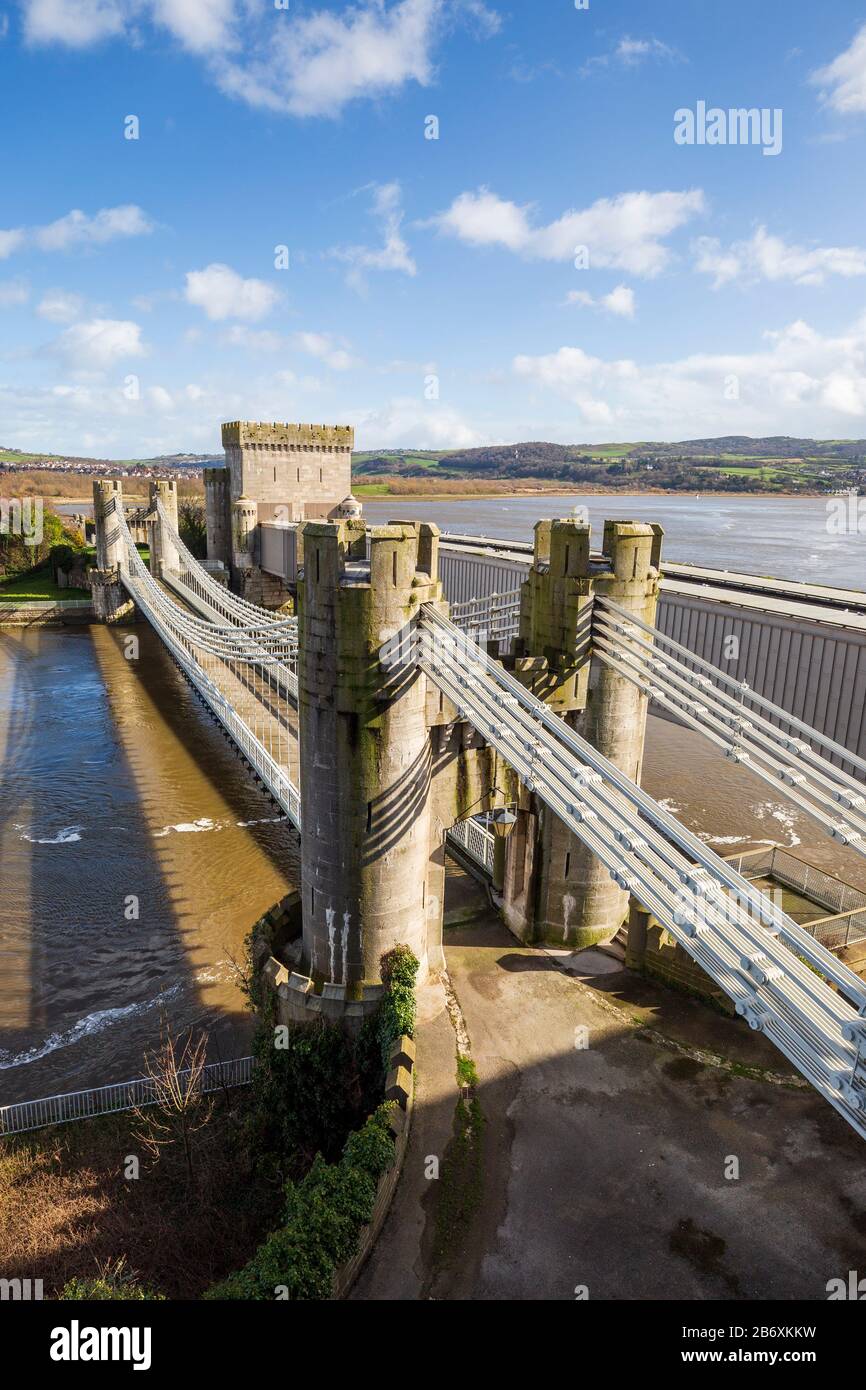 Il ponte sospeso di Thomas Telford a Conwy si vedeva dal lato est del castello di Conwy, Galles Foto Stock