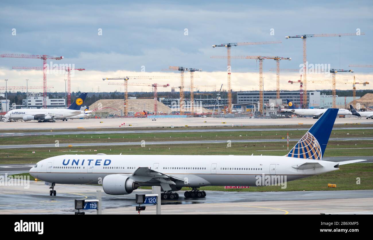 12 marzo 2020, Hessen, Francoforte sul meno: Una macchina della compagnia aerea americana di linea United Airlines è sul tarmac. A causa degli effetti del virus corona, il numero di passeggeri all'aeroporto Reno-Main sta diminuendo drasticamente. Un divieto di ingresso statunitense per l'Europa ha ulteriormente aggravato la situazione. Foto: Andreas Arnold/Dpa Foto Stock