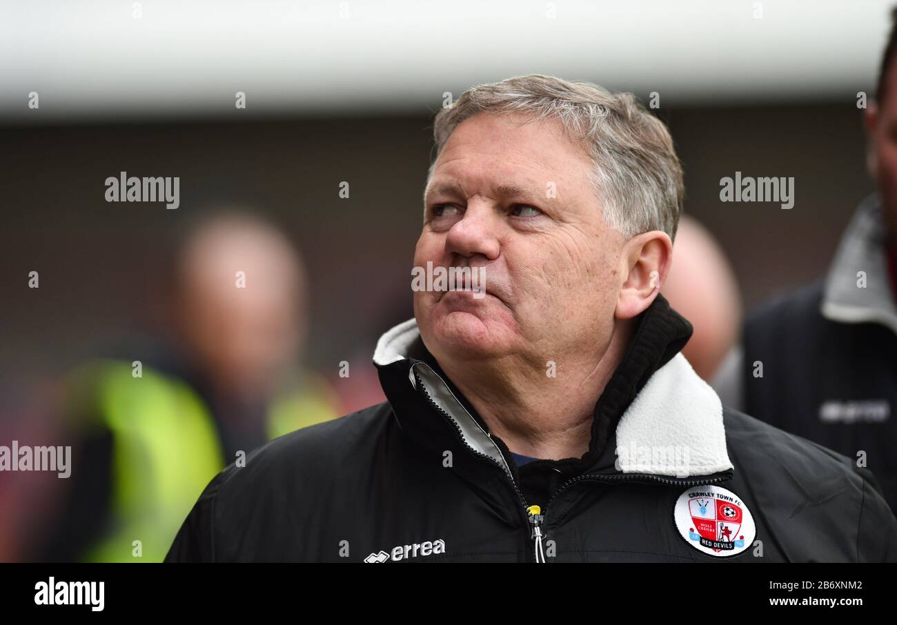 Il manager di Crawley John Yems durante la partita League Two tra Crawley Town e Oldham Athletic al People's Pension Stadium , Crawley , Regno Unito - 7 marzo 2020 - solo per uso editoriale. Nessun merchandising. Per le immagini di calcio si applicano le restrizioni fa e Premier League inc. Nessun utilizzo di Internet/cellulare senza licenza FAPL - per i dettagli contattare Football Dataco Foto Stock