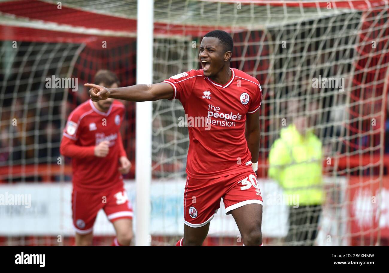 Bez Lubala di Crawley festeggia dopo aver segnato il loro terzo gol durante la partita League Two tra Crawley Town e Oldham Athletic al People's Pension Stadium , Crawley , Regno Unito - 7 marzo 2020 - solo per uso editoriale. Nessun merchandising. Per le immagini di calcio si applicano le restrizioni fa e Premier League inc. Nessun utilizzo di Internet/cellulare senza licenza FAPL - per i dettagli contattare Football Dataco Foto Stock