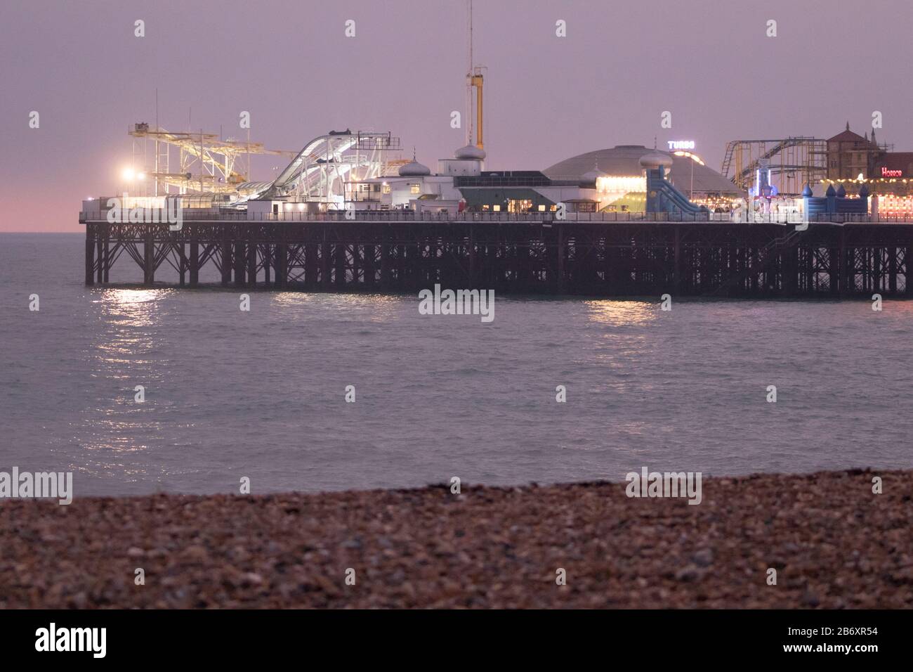 Palace Pier di notte sul lungomare di Brighton. Sussex, Regno Unito. Foto Stock
