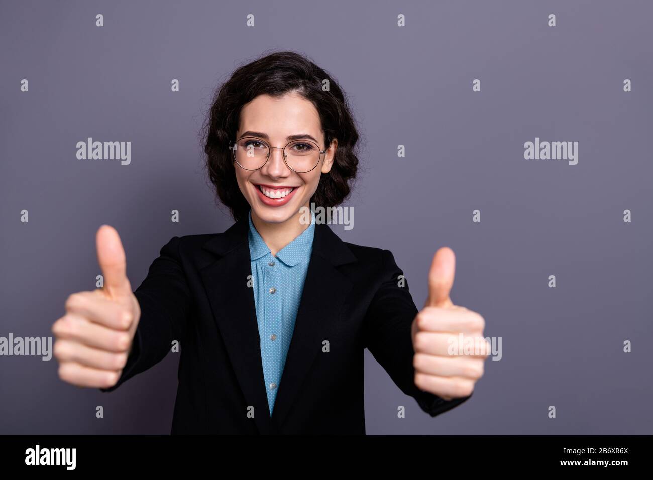 Ritratto di affascinante imprenditore meraviglioso accordo eccellente scelta pubblicizzare il promotore reale vestito nero blazer giacca wavy arricciamente hairdo hairstyle Foto Stock